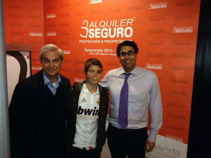 Ignacio y Santiago García junto a Javier Pérez, comercial de Alquiler Seguro