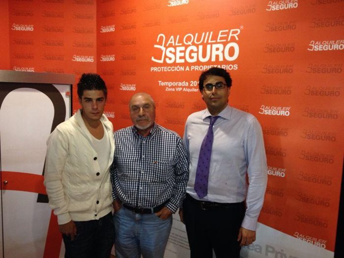 Eduardo Arrabal (Jr) y Eduardo Arrabal junto a Javier Pérez, comercial de Alquiler Seguro