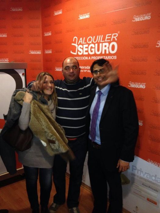 Olga y Jose Luis Diaz, propietarios, con Javier Pérez,comercial de Alquiler Seguro 