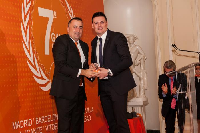 Sergi Gargallo entrega el premio Procucción a Eduardo Suarez