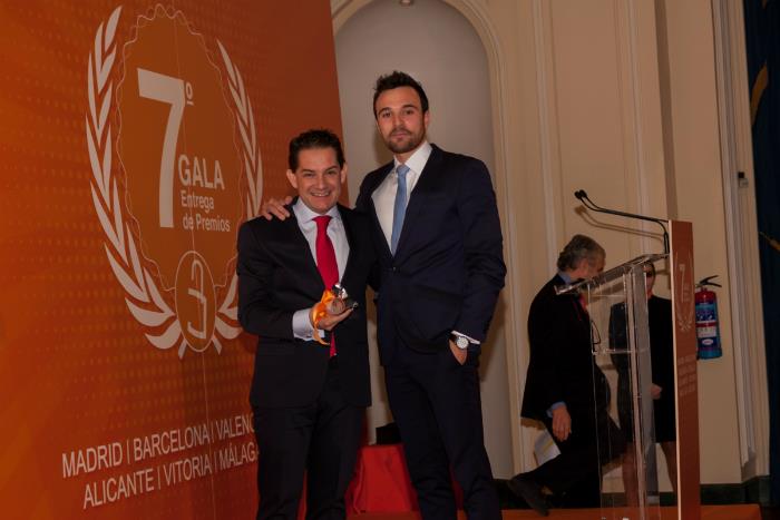 Sergio Lusilla entrega el Premio Enacom a Iñigo Junco
