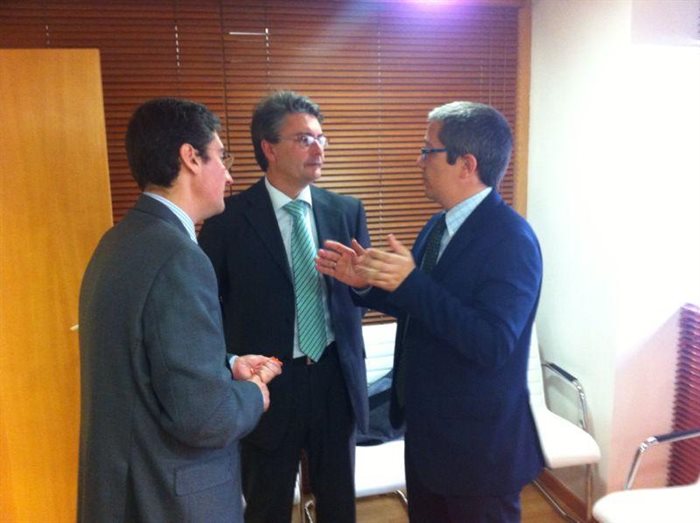 Antonio Carroza, Consejero Delegado de Alquiler Seguro charlando con Antonio y Javier Porras de Onda Cero